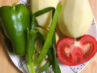 2、三黄鸡炖土豆,准备好蔬菜，土豆、西红柿、柿子椒、葱姜蒜。