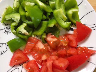 4、三黄鸡炖土豆,柿子椒、西红柿切块待用。