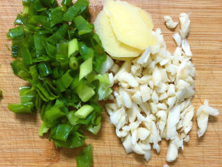 5、三黄鸡炖土豆,葱姜蒜切碎待用。