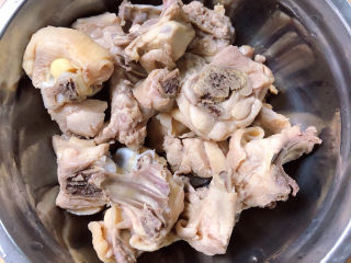 7、三黄鸡炖土豆,鸡肉块捞出洗净待用。