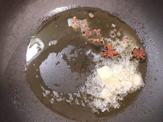 8、三黄鸡炖土豆,锅中倒入油，放入白糖、花椒、大料。慢火熬化白糖。