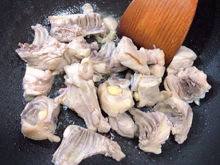 9、三黄鸡炖土豆,倒入鸡肉块翻炒均匀。