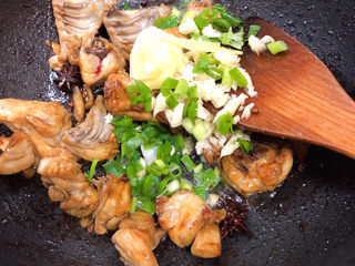 11、三黄鸡炖土豆,加入葱姜蒜翻炒均匀。