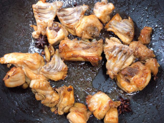 10、三黄鸡炖土豆,加入料酒、耗油、酱油，翻炒均匀。