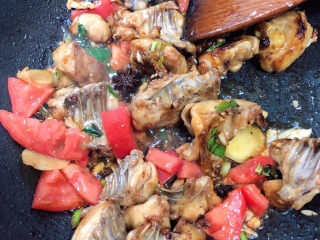 12、三黄鸡炖土豆,加入西红柿继续翻炒。