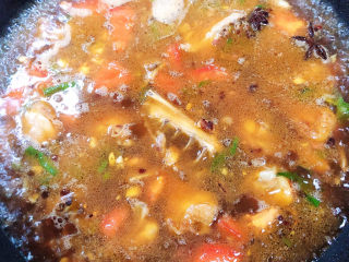 13、三黄鸡炖土豆,倒入1000ml水，中火炖15分钟。