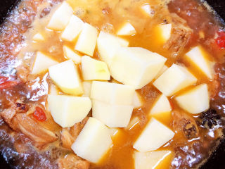 14、三黄鸡炖土豆,加入土豆块继续慢炖10分钟。