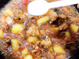 15、三黄鸡炖土豆,加入盐翻炒均匀，慢炖5分钟。