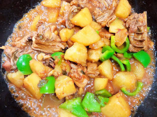 16、三黄鸡炖土豆,加入青椒翻炒均匀，翻炒两分钟即可出锅。