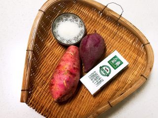 1、双色薯烧,准备食材：把红薯和紫薯清洗干净，白砂糖，纯牛奶