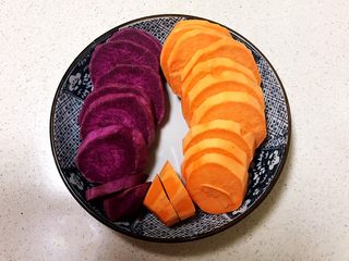 3、双色薯烧,把红薯和紫薯切成小片