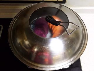 4、双色薯烧,放入蒸锅，蒸20分钟