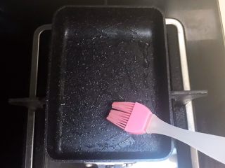 13、双色薯烧,蛋烧煎锅烧热后刷一层玉米油