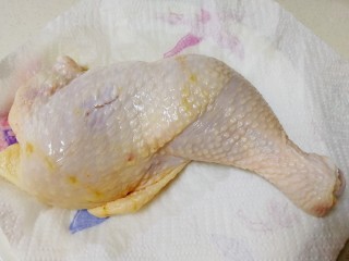 2、新奥尔良烤鸡腿,放在厨房用纸上。