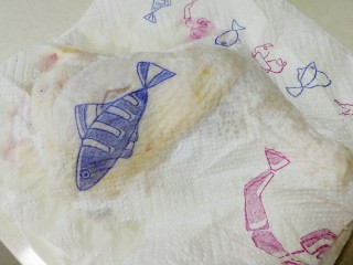 3、新奥尔良烤鸡腿,上面再盖一张，吸掉多余水份。