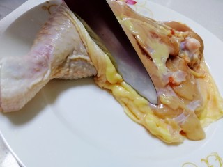 4、新奥尔良烤鸡腿,尖刀剔掉鸡腿皮周围的肥油。