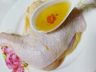 6、新奥尔良烤鸡腿,浇上一汤匙料酒，抓揉5分钟，去腥。