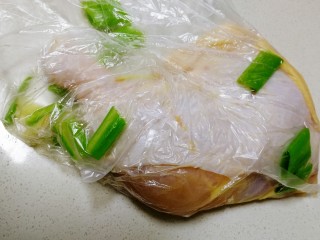 8、新奥尔良烤鸡腿,揉按腌制5分钟。