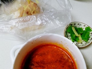 13、新奥尔良烤鸡腿,挑出葱和姜。