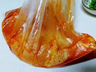 14、新奥尔良烤鸡腿,倒入新奥尔良调料汁和一汤匙生抽，轻轻揉搓几分钟。（不要把袋子弄漏）再套一个保鲜袋，放入冰箱冷藏过夜。