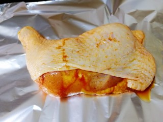 15、新奥尔良烤鸡腿,烤架上铺上锡纸，放上腌制好的鸡腿。烤箱180预热10分钟。