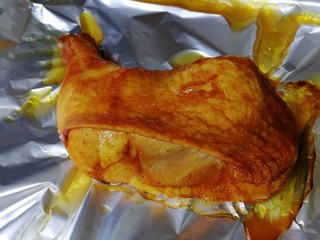 17、新奥尔良烤鸡腿,烤至表皮收紧，刷一遍料汁。（烤出好多油）