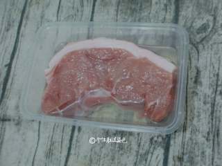 1、叉烧肉,肉清洗后用厨房纸巾吸去多余水分，用牙签在肉块上扎小孔，方便入味，越多越好