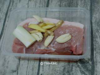 2、叉烧肉,加入2勺料酒、葱姜去除腥味；