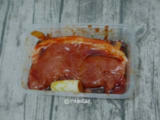 3、叉烧肉,加入4勺叉烧酱，带上一次性手套，揉搓酱和肉，使其入味。没有手套的可以把肉放进保鲜袋，封口进行揉搓。放入冰箱冷藏腌制一夜，这样味道能更入味。