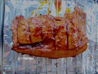 5、叉烧肉,放入烤箱200度，烤20分钟