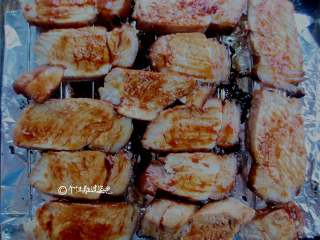 7、叉烧肉,、肉取出切片，再刷一次蜂蜜和叉烧酱，接着烤20分钟。