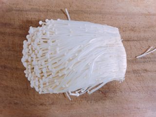2、锡纸金针菇(烤箱版),金针菇切掉头洗干净