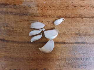 3、锡纸金针菇(烤箱版),蒜头可以按自己喜欢的程度加多或少