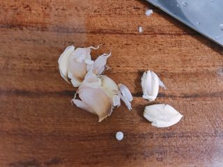 4、锡纸金针菇(烤箱版),刀背拍扁就很容易去皮