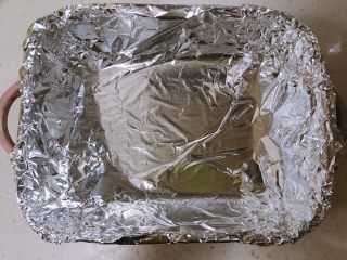 7、锡纸金针菇(烤箱版),锡纸一张包住烤盘，防止食物粘烤盘，容易清洗