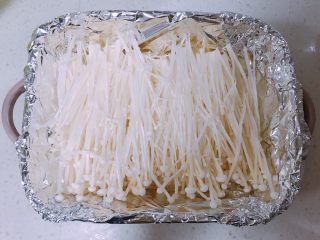 8、锡纸金针菇(烤箱版),先铺上金针菇