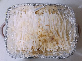 9、锡纸金针菇(烤箱版),再铺上蒜头