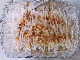 11、锡纸金针菇(烤箱版),浇到金针菇上