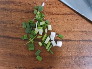 13、锡纸金针菇(烤箱版),准备少量葱花，喜欢香菜的可以放香菜，喜欢辣的放小米椒