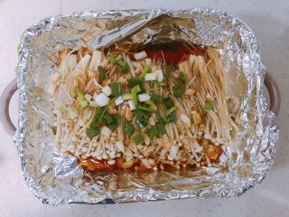 14、锡纸金针菇(烤箱版),洒上葱花再烤半分钟就可以出锅了