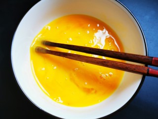 1、蛋炒饭（家常简洁版）,两枚土鸡蛋，搅拌搅拌，待用。