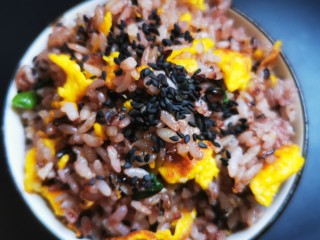 8、蛋炒饭（家常简洁版）,虽是简洁版蛋炒饭，但是灵魂不能忘，黑芝麻来一点，入口味道不一般。