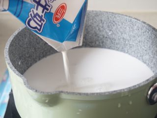 7、自制香芋西米露超好吃，甩糖水店几条街,6､锅中继续加入牛奶