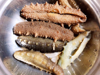 1、红烧海参,提前将海参泡发好。