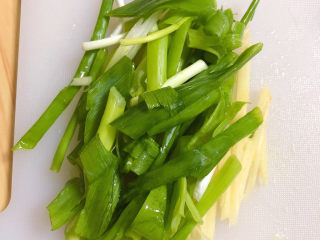 5、红烧海参,葱蒜切好待用。