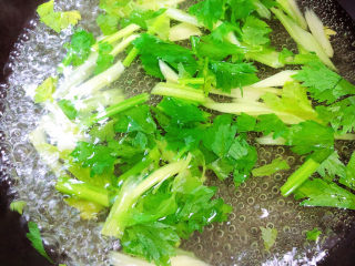 6、红烧海参,锅中烧开水，焯一下香芹。