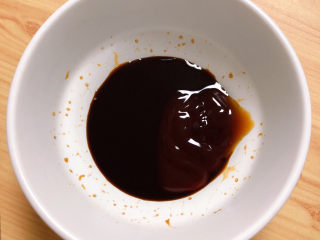 7、红烧海参,准备红烧的调理，放入蚝油、生抽、红烧酱油、盐。