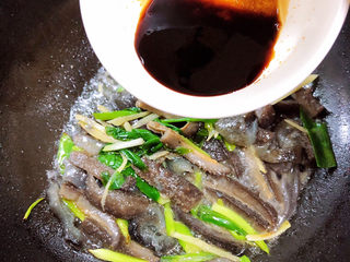 11、红烧海参,倒入提前做好的红烧汁儿。