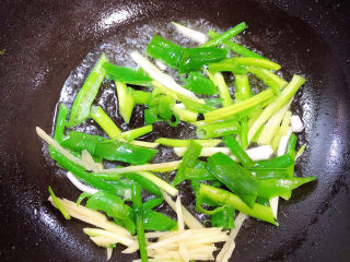 9、红烧海参,锅中倒入油，加热至五成热，放入葱姜煸香。