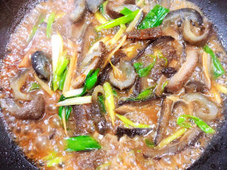 12、红烧海参,翻炒均匀，炖煮3分钟。